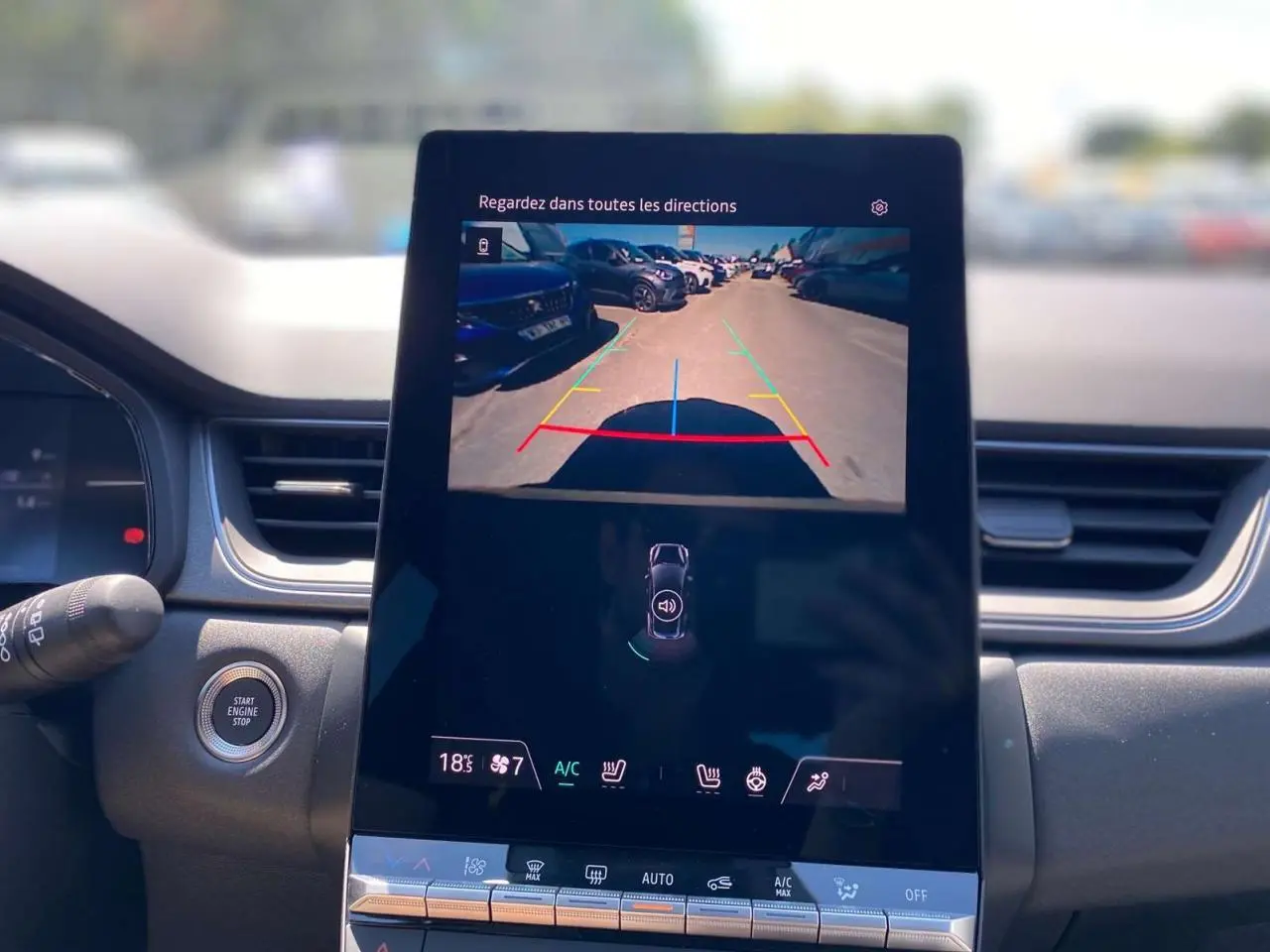 Écran central affichant la caméra de recul du Renault Captur 2025, intérieur moderne avec commandes tactiles.