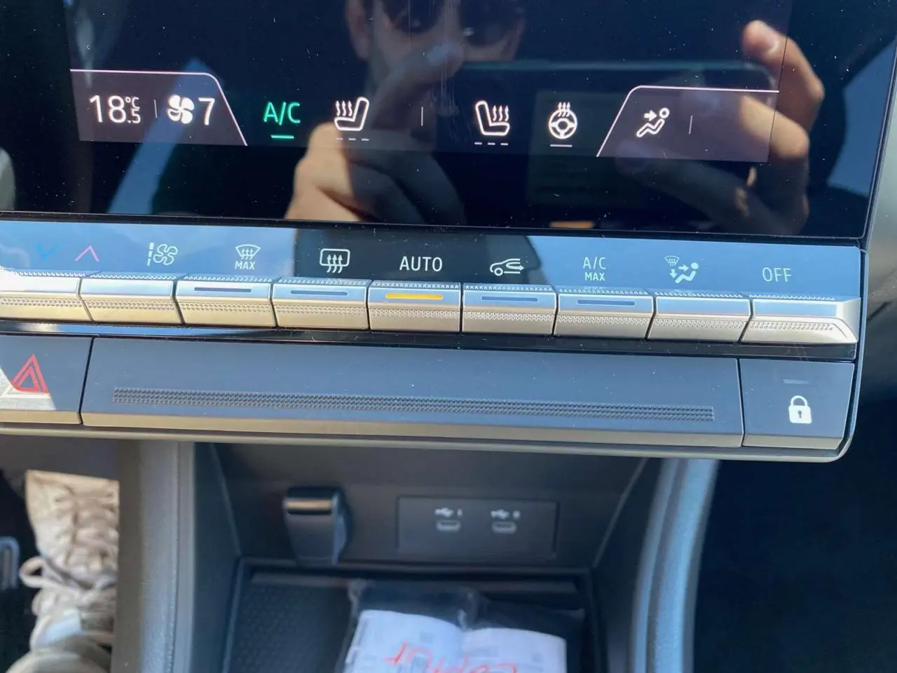 Détail du tableau de bord du Renault Captur 2025 montrant les commandes de climatisation et deux ports USB sous l'écran tactile.