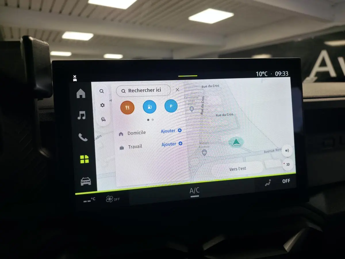 Écran tactile central 10 pouces du Dacia Duster 2025 affichant la navigation connectée en intérieur.
