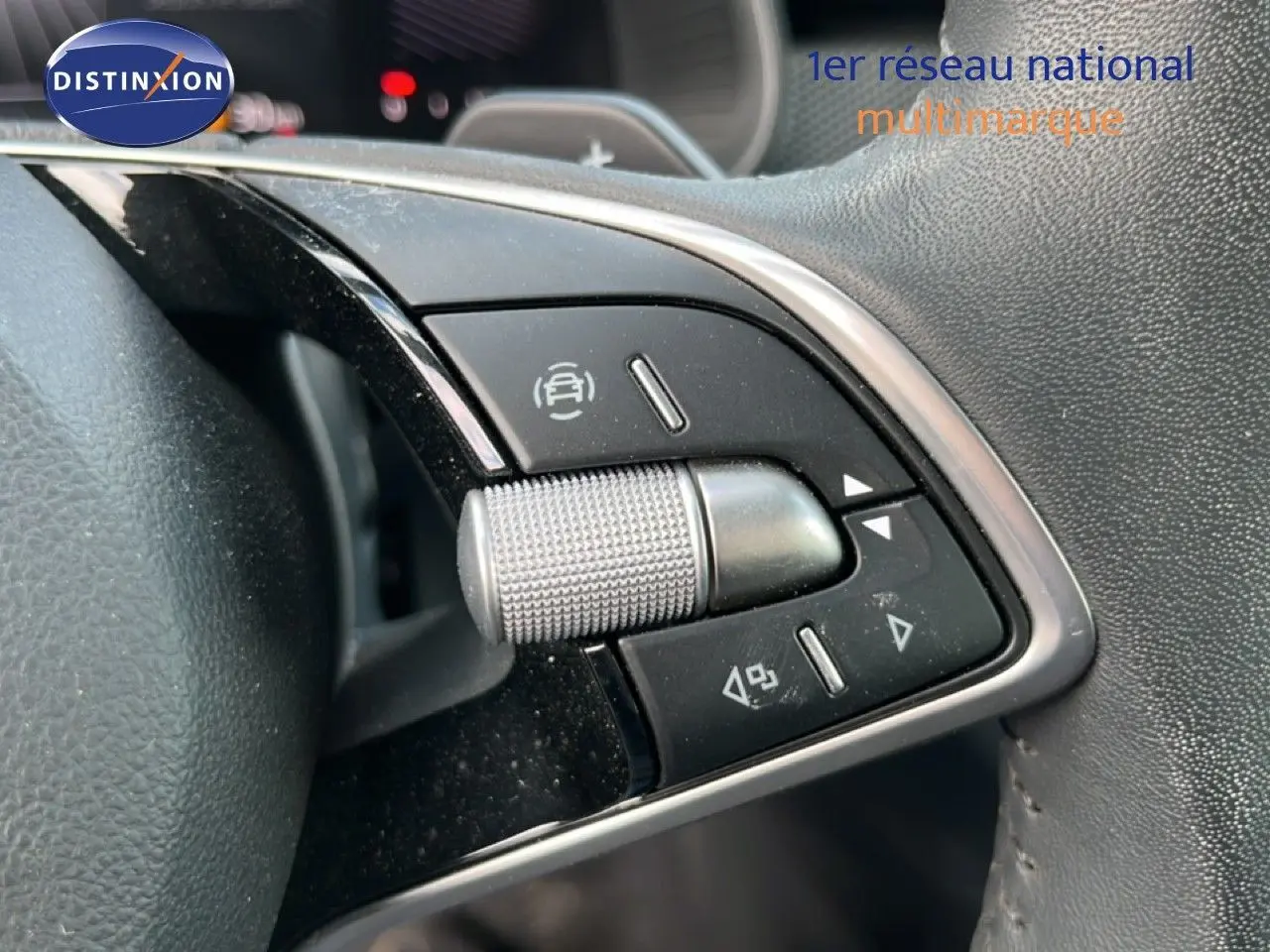 Gros plan sur les commandes multifonctions en aluminium brossé du volant d’une Skoda Scala gris graphite.