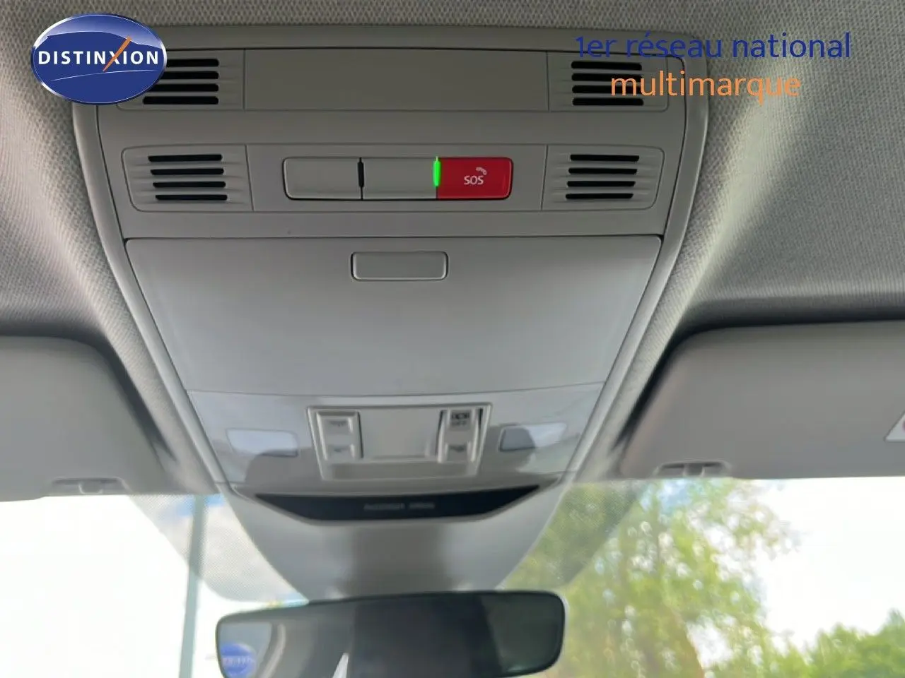 Vue intérieure du plafonnier avec bouton SOS allumé, dans une Skoda Scala gris graphite de 2025.