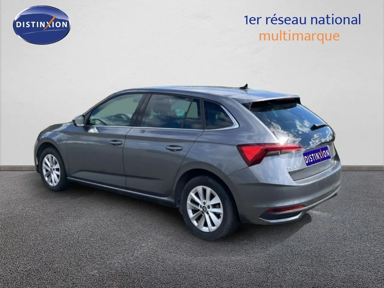 Vue 3/4 arrière droite d'une Skoda Scala gris graphite métal avec jantes alliage et feux arrière LED.