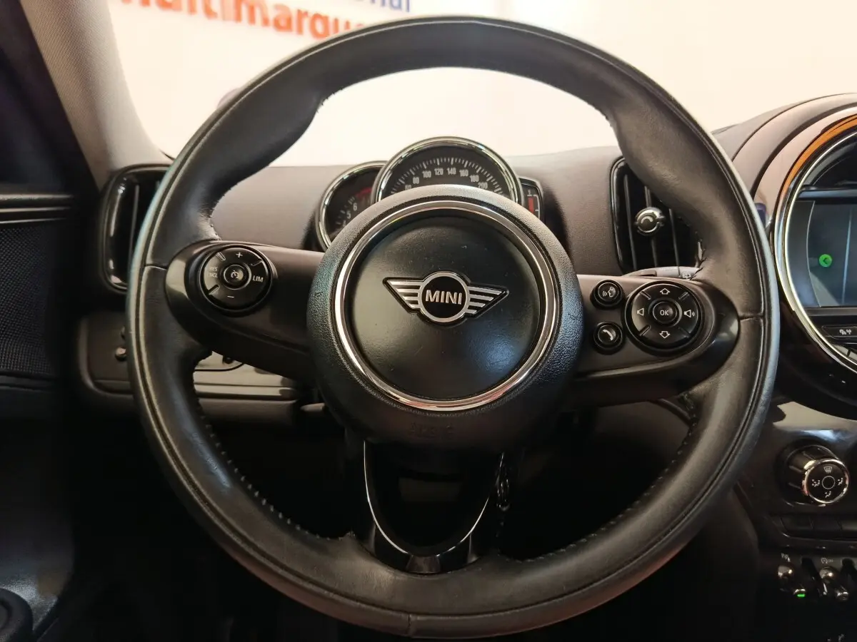 Vue rapprochée du volant cuir noir de la MINI Countryman 2019 avec commandes multifonctions et tableau de bord visible.