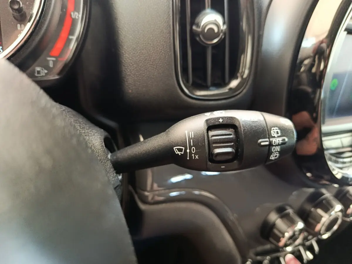 Gros plan sur la commande d'essuie-glace à gauche du volant dans l'habitacle noir d'une MINI Countryman 2019.