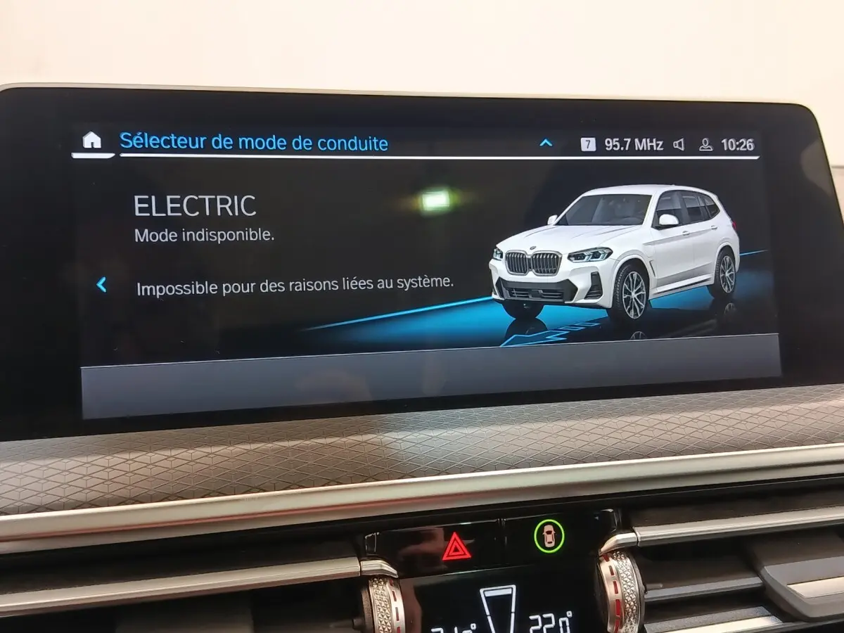 Affichage intérieur du BMW X3 blanc en vue 3/4 avant sur écran multimédia indiquant mode électrique indisponible.