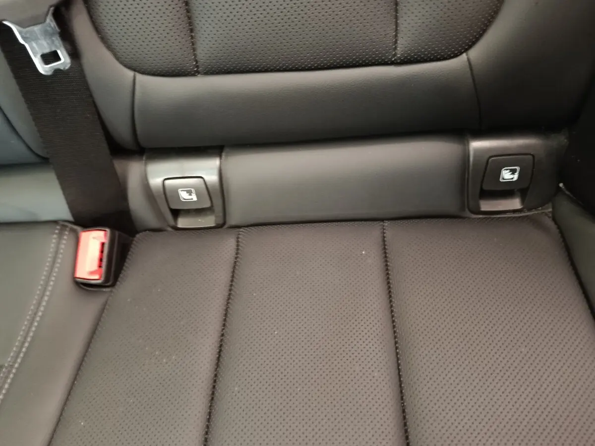 Détail de la banquette arrière en cuir noir perforé avec ancrages ISOFIX visibles sur BMW X3 xDrive30e 2023.