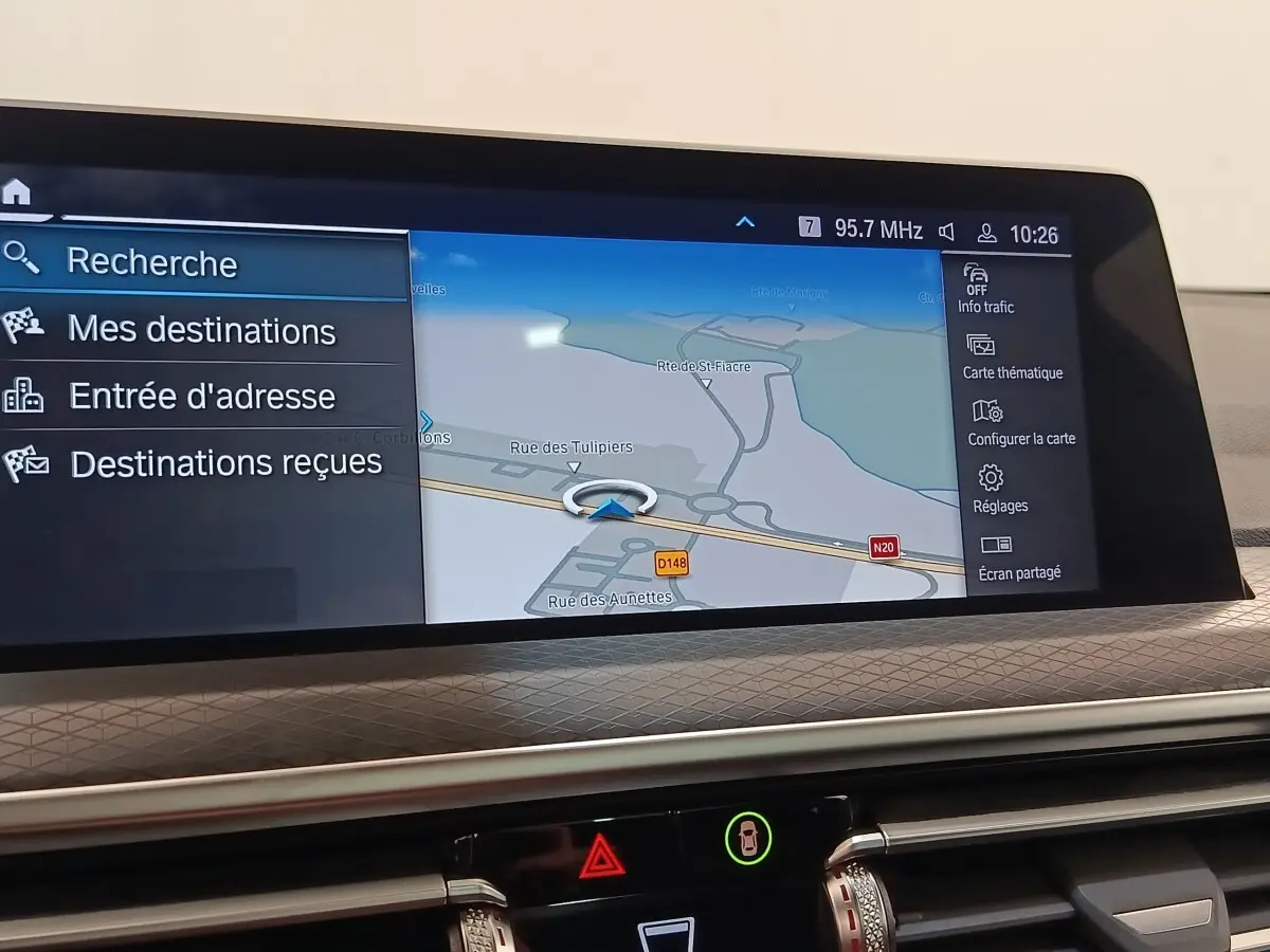 Écran tactile central du tableau de bord BMW X3 xDrive30e 2023 affichant navigation et menus.