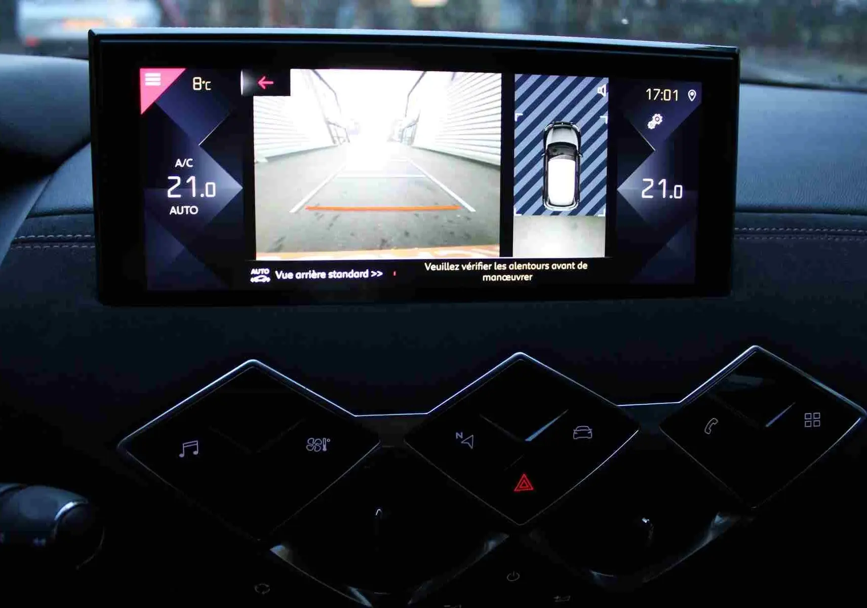 Gros plan sur l'écran central du DS3 Crossback gris platinium, affichant la caméra de recul et les commandes tactiles.