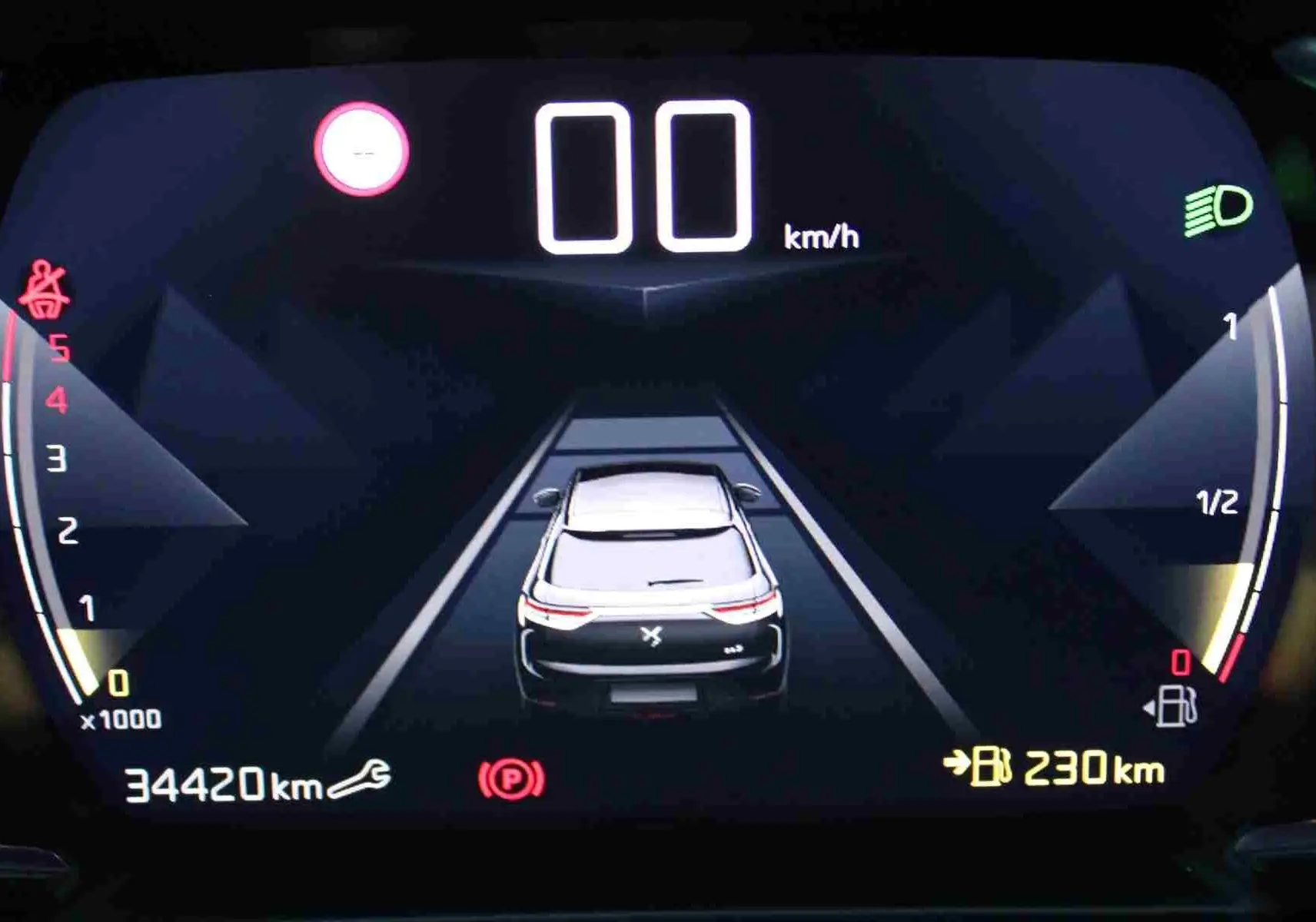 Affichage numérique du tableau de bord du DS3 Crossback 1.5 BlueHDi, vue arrière stylisée du véhicule en gris platinium.