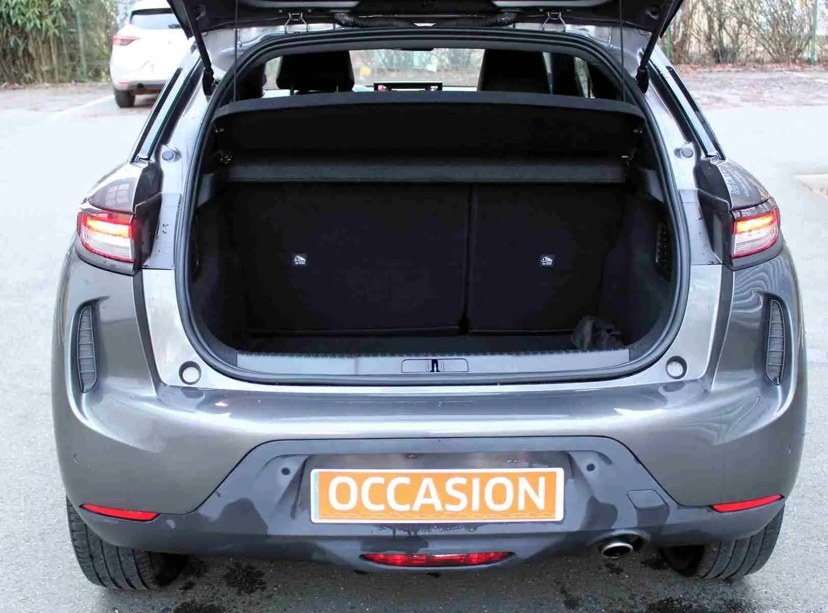 Vue arrière d'un DS3 Crossback gris platinium métal avec coffre ouvert et plaque "OCCASION" visible.