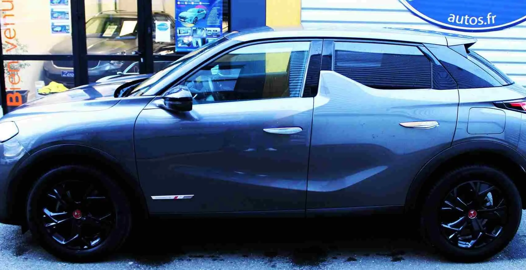 Profil côté gauche du DS3 Crossback gris platinium métal, mettant en valeur ses lignes sculptées et ses jantes noires.