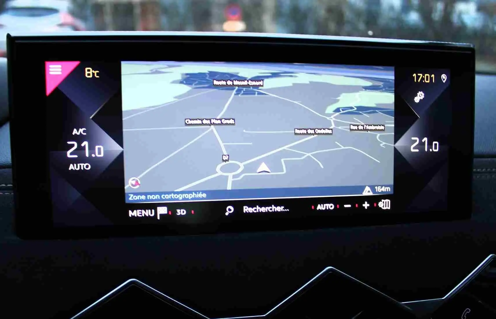 Écran central tactile du système de navigation du DS3 Crossback 2021 affichant une carte et la température intérieure à 21°C.