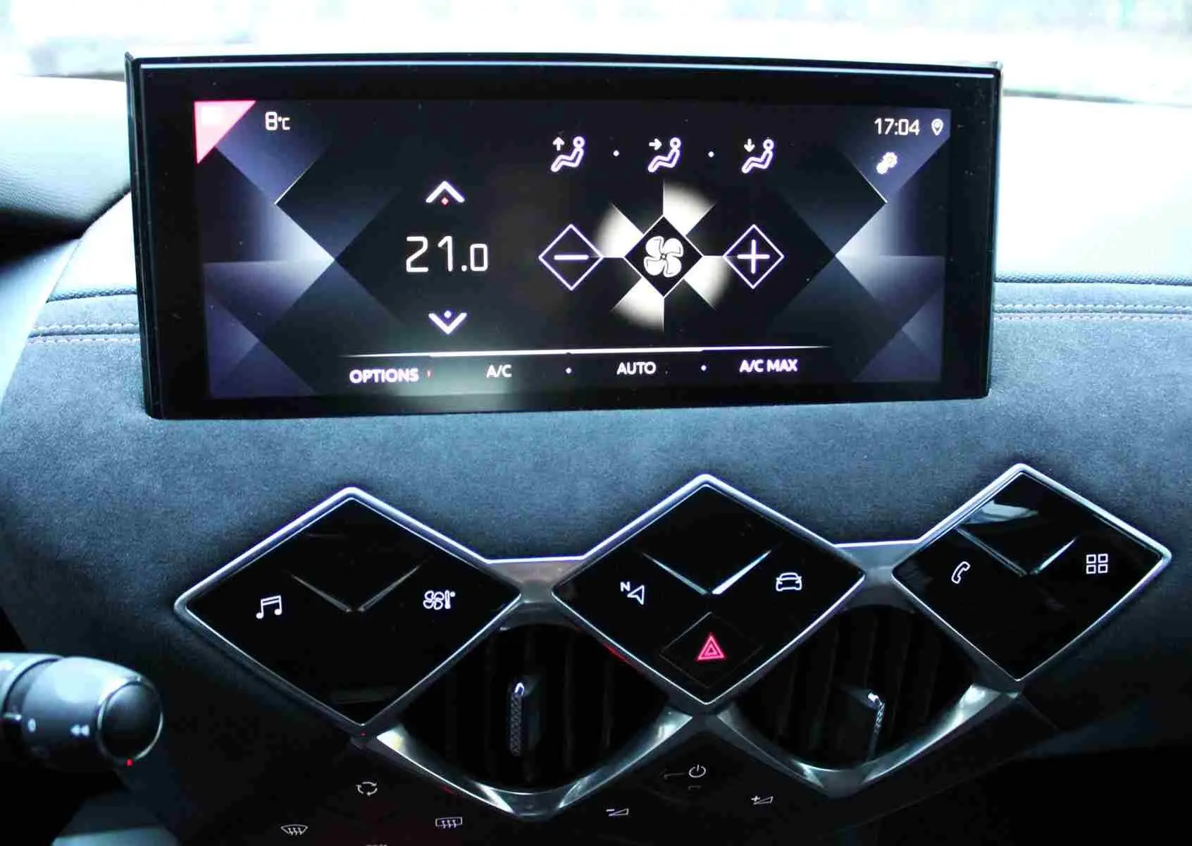 Gros plan sur l’écran tactile et les commandes en losange du tableau de bord gris platinium du DS3 Crossback 2021.