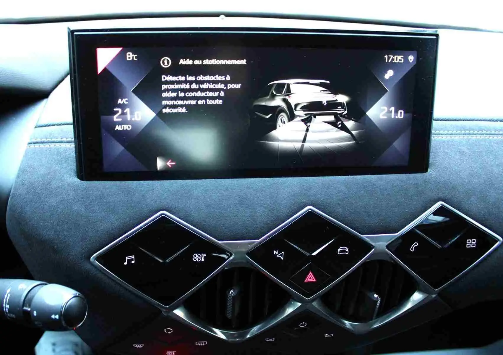 Écran tactile central affichant l'aide au stationnement dans le tableau de bord du DS3 Crossback gris platinium.