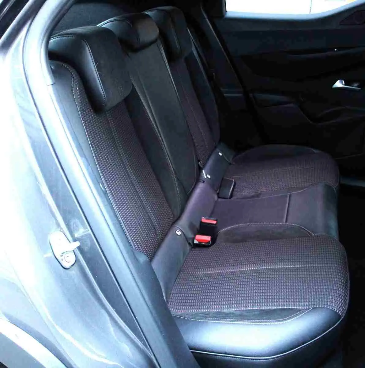 Vue intérieure côté gauche des sièges arrière en tissu et cuir noir du DS3 Crossback gris platinium 2021.