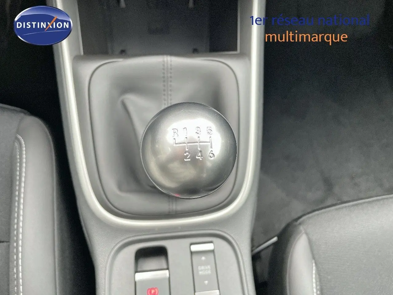 Le levier de vitesses manuel en aluminium du Jeep Avenger blanc neige, vu en gros plan depuis l'intérieur central.