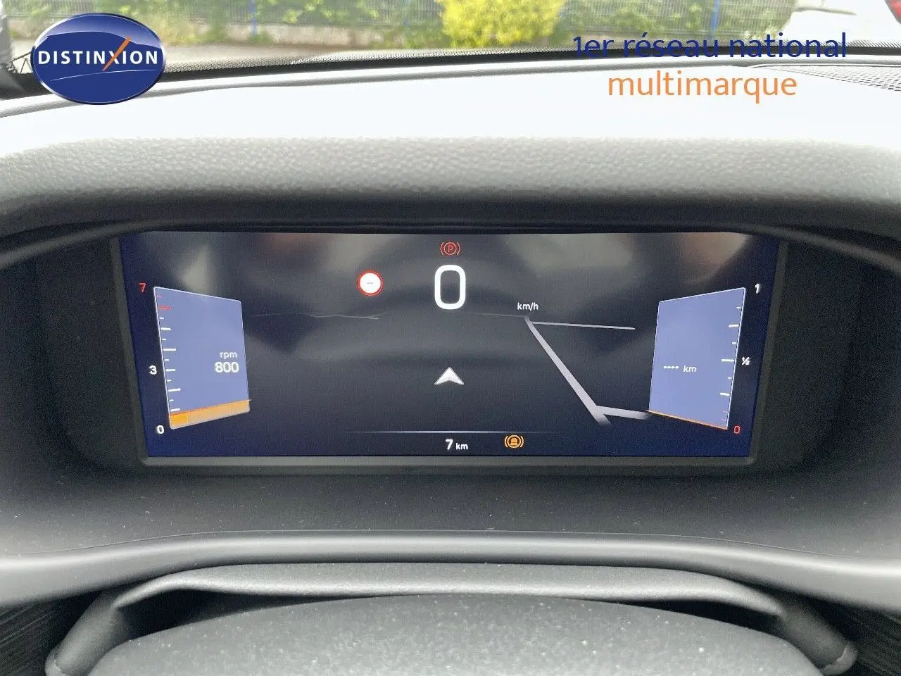Tableau de bord numérique du Jeep Avenger 2024 affichant la vitesse à 0 km/h et le compte-tours à 800 rpm.