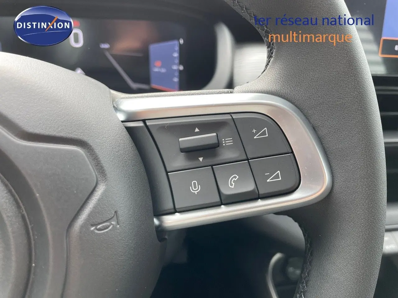 Gros plan sur les commandes au volant du Jeep Avenger 2024, finition Altitude, avec détails des boutons multifonctions.