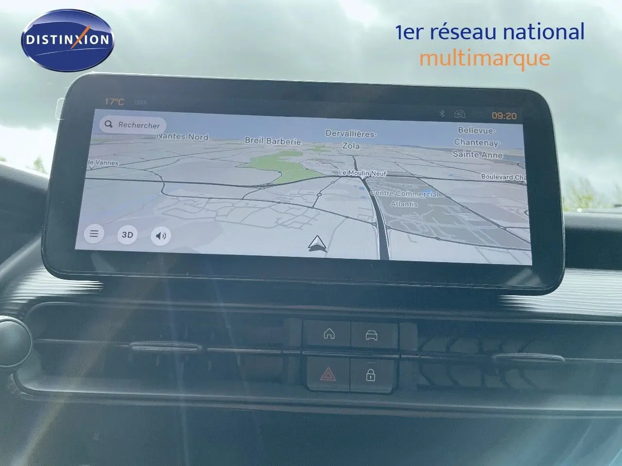 Écran tactile central avec navigation GPS dans l'habitacle d'un Jeep Avenger blanc neige 2024.