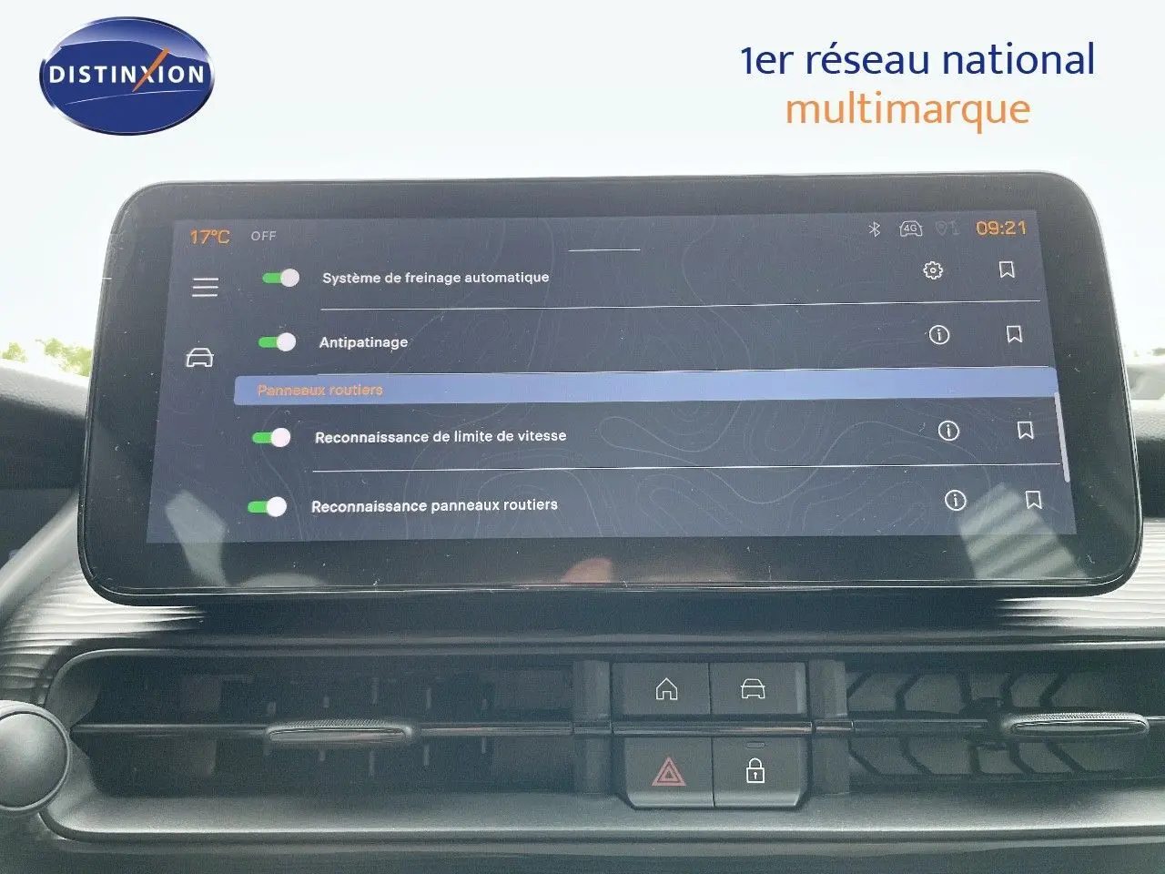Tableau de bord avec écran tactile affichant les options d'assistance à la conduite dans un Jeep Avenger blanc neige.