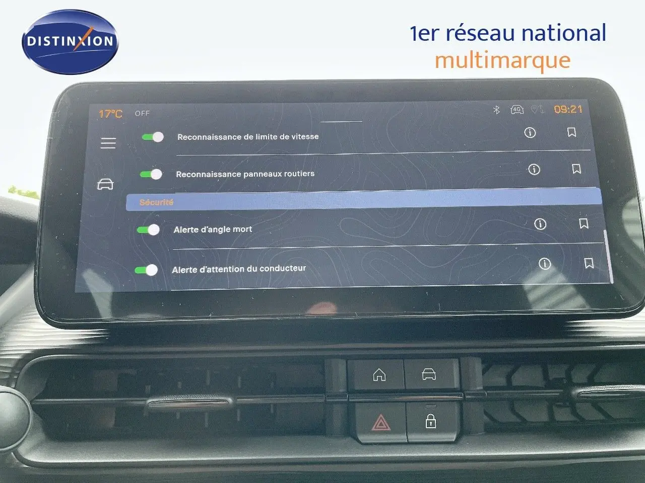 Écran tactile du tableau de bord du Jeep Avenger blanc neige 2024 affichant les alertes de sécurité activées.