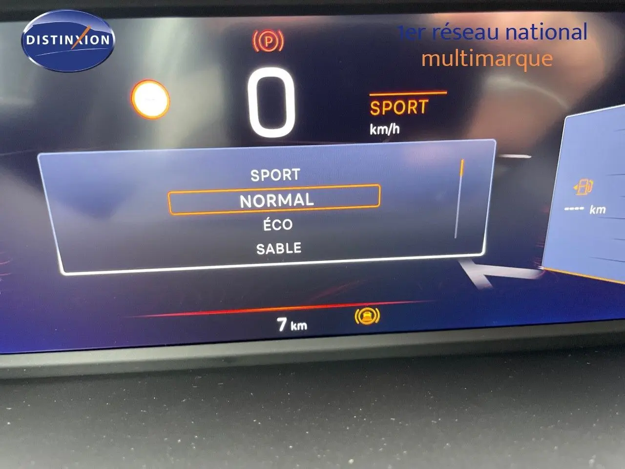 Tableau de bord numérique du Jeep Avenger 2024 montrant les modes de conduite avec affichage en mode Normal.