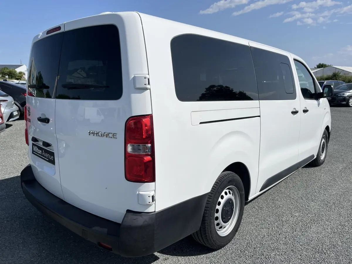 Toyota Proace Fourgon blanc vu en 3/4 arrière droit, portes arrière battantes vitrées et jantes acier 16 pouces.