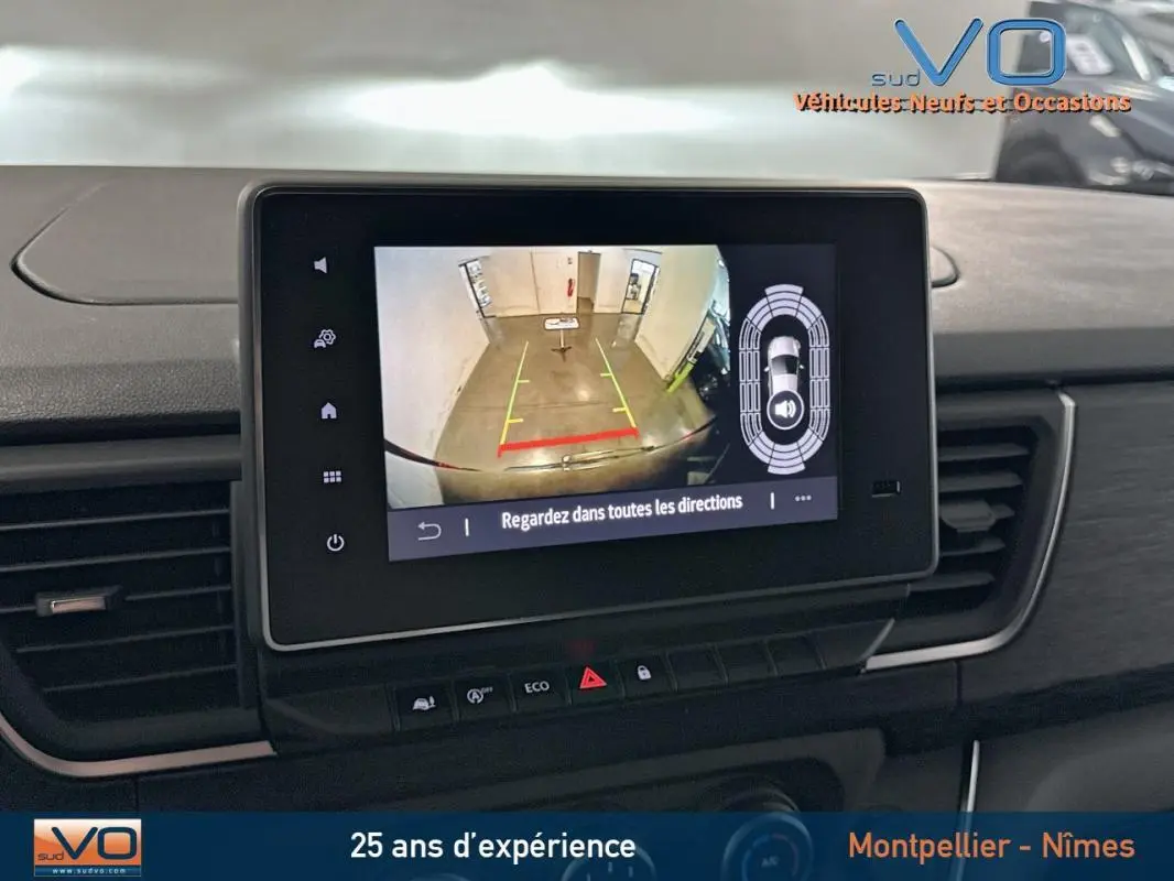Écran central du Renault Trafic Fourgon 2025 montrant la caméra de recul avec guidage de trajectoire en intérieur gris.