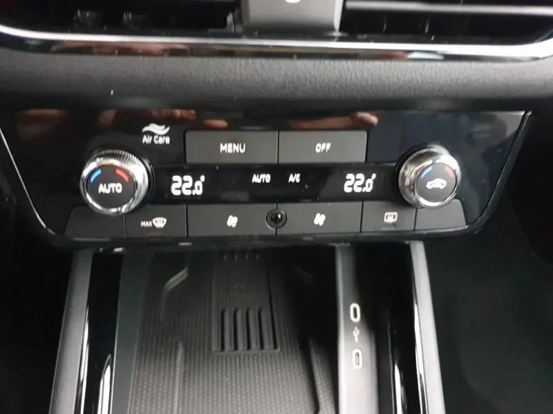 Vue rapprochée de la console centrale du Skoda Kamiq 2025, montrant la climatisation automatique bi-zone à 22°C.