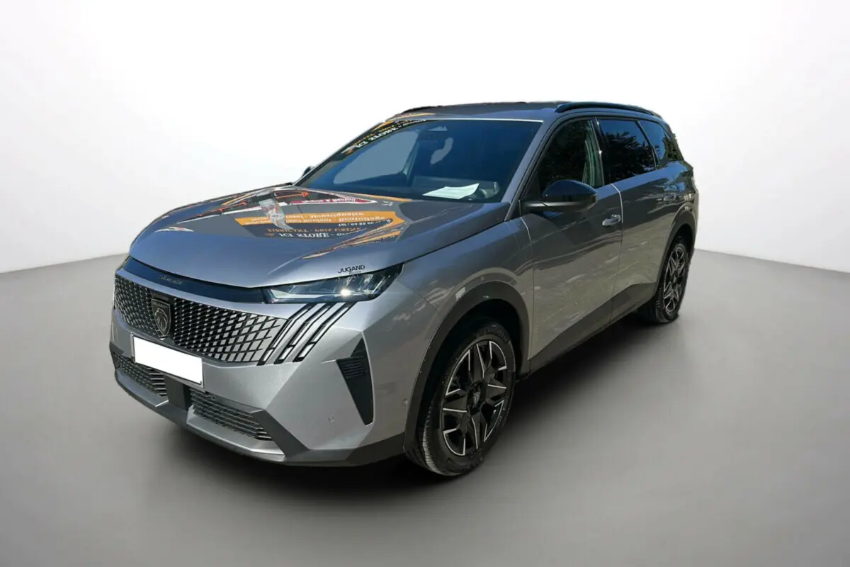 Peugeot 5008 Hybrid gris artense vue 3/4 avant avec calandre distinctive et jantes alu 19 pouces.