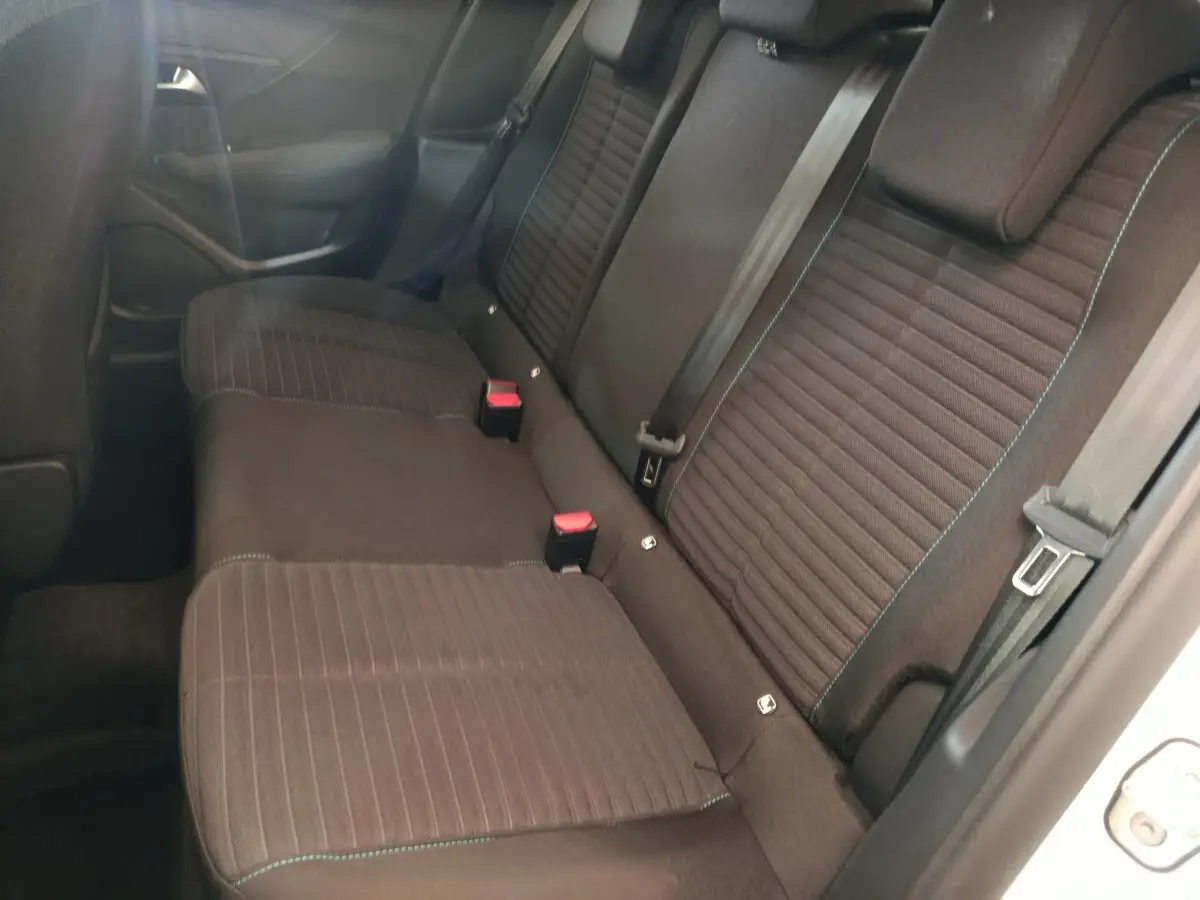 Vue intérieure côté droit sur la banquette arrière noire de la Peugeot 208 PureTech 75 S&S Style blanche 2023.