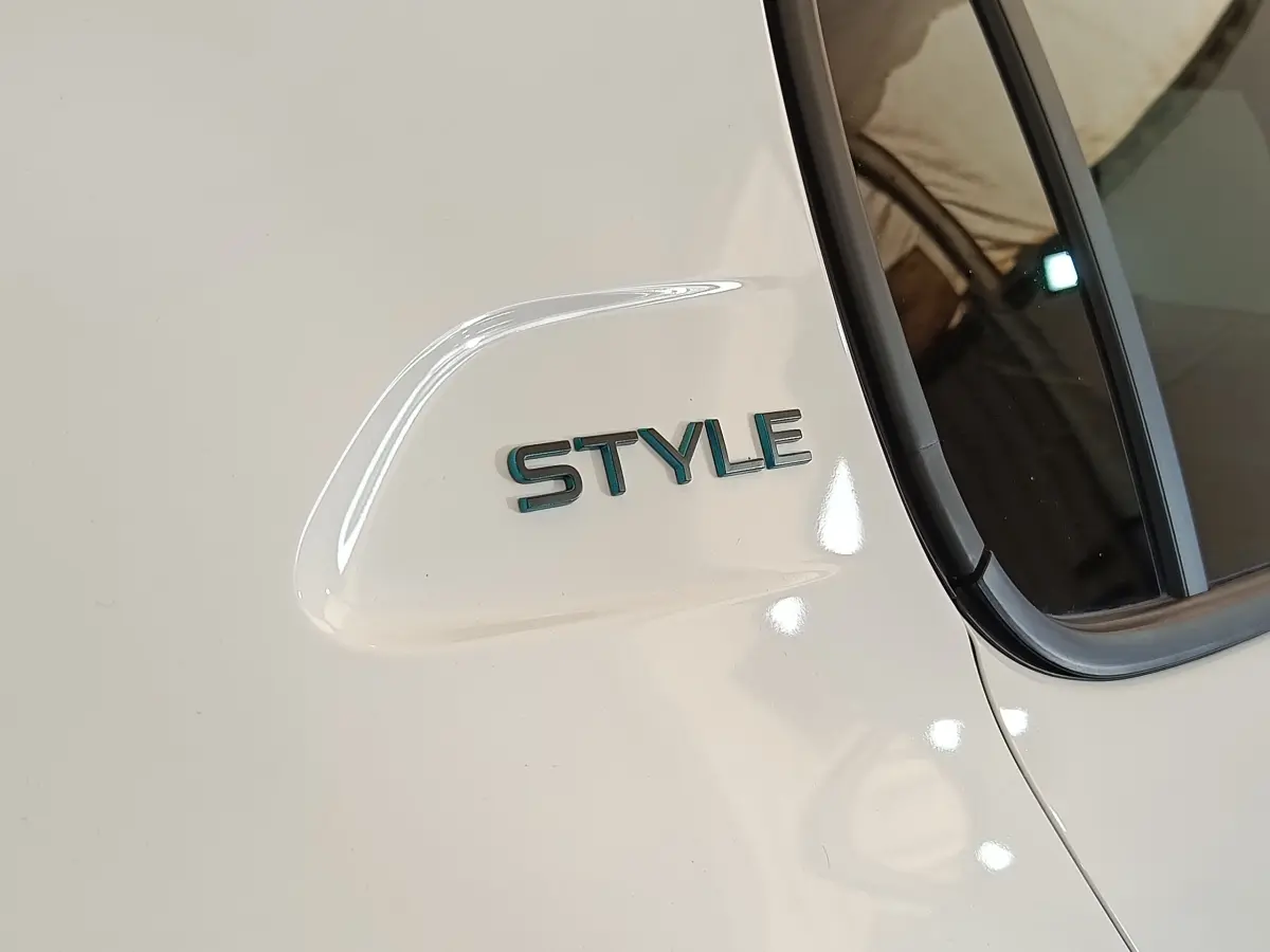 Gros plan sur l’écusson Style blanc sur l’aile arrière droite d’une Peugeot 208 2023.