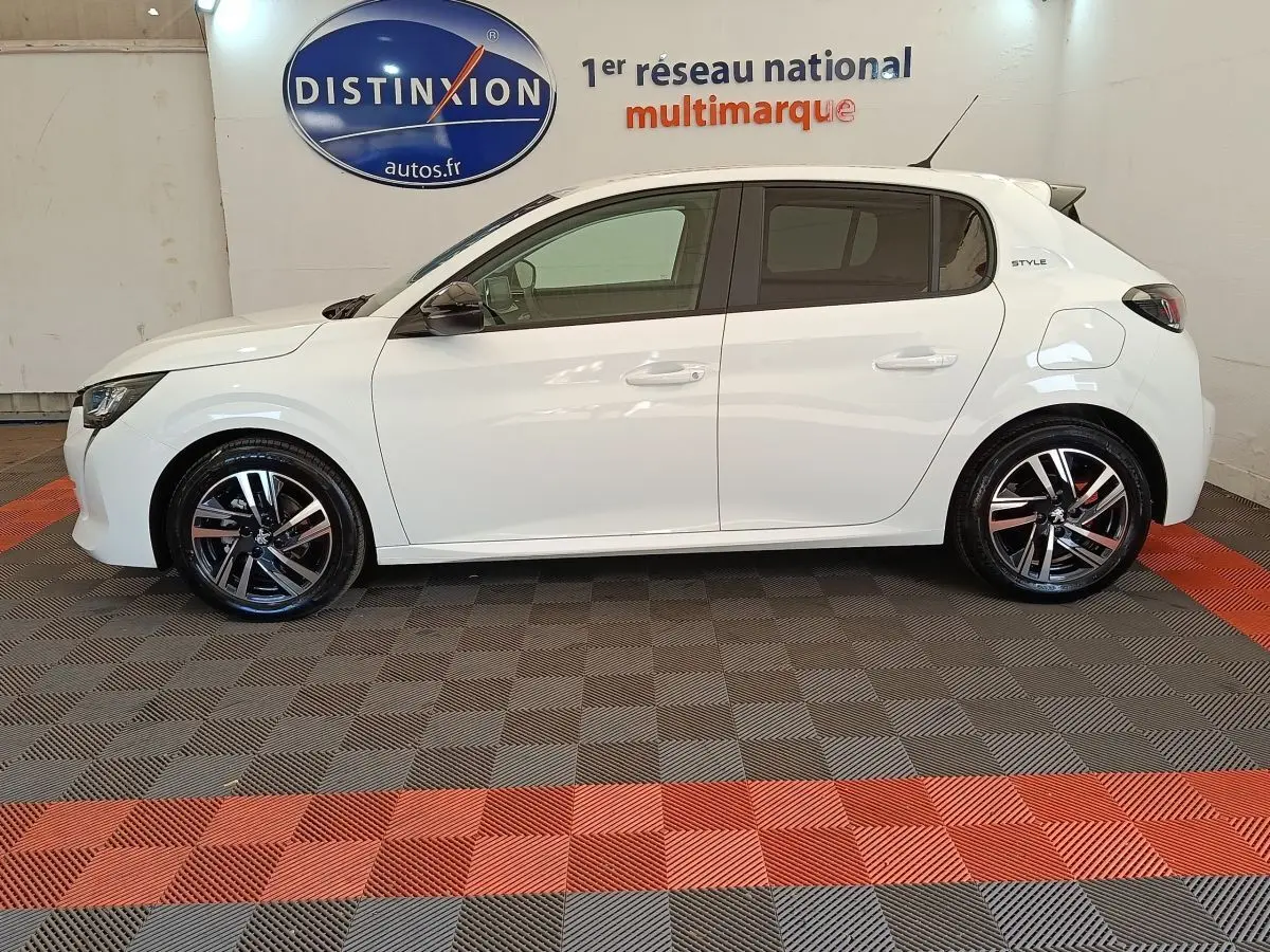 Peugeot 208 PureTech 75 S&S Style blanc vue de profil côté gauche, jantes alliage et badge Style visible.