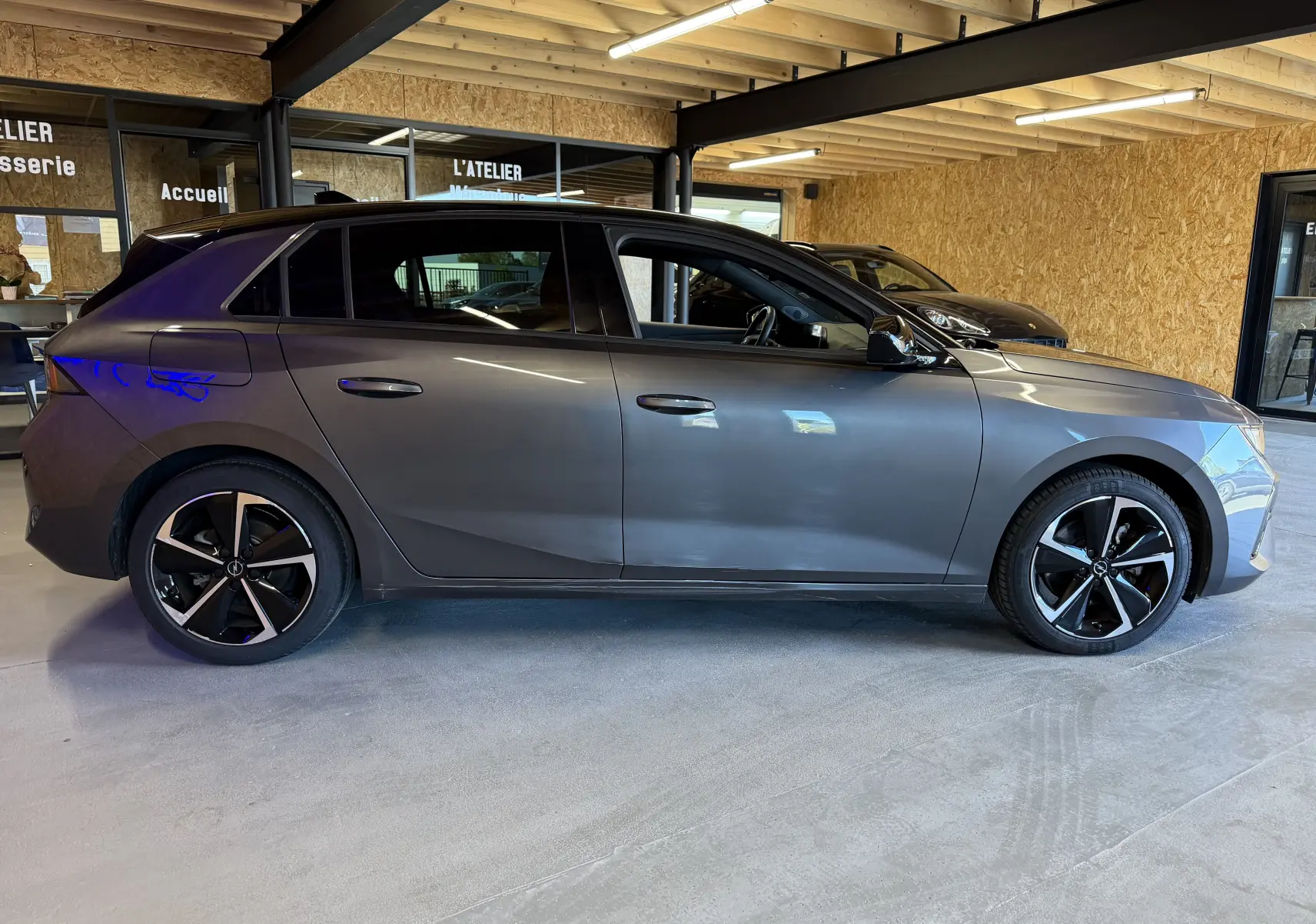 Opel Astra 1.5D 130 BVA8 GS gris vue de profil côté gauche, avec jantes alliage 17'' Admiral diamantées.
