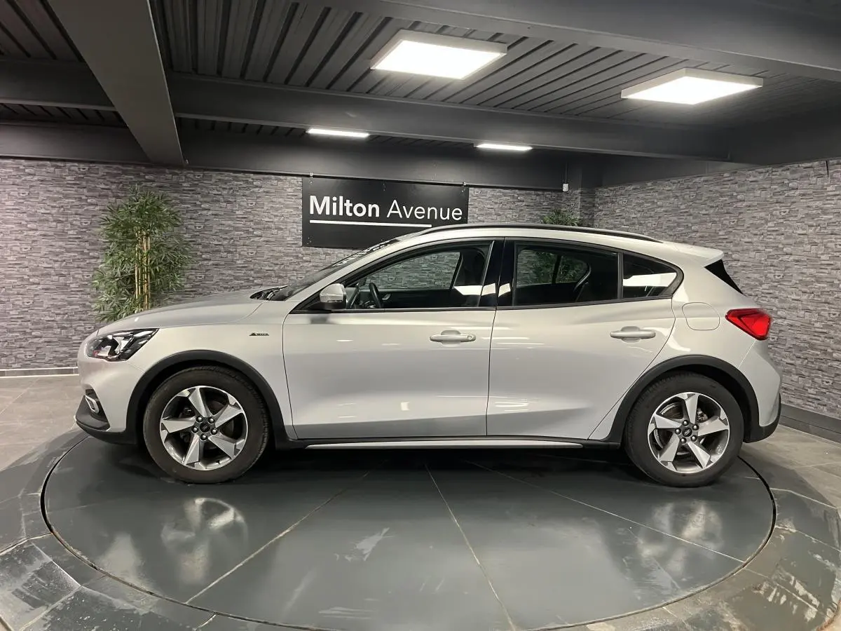 Ford Focus 1.0 EcoBoost 2021 gris vue profil côté gauche avec jantes alliage et badges Active
