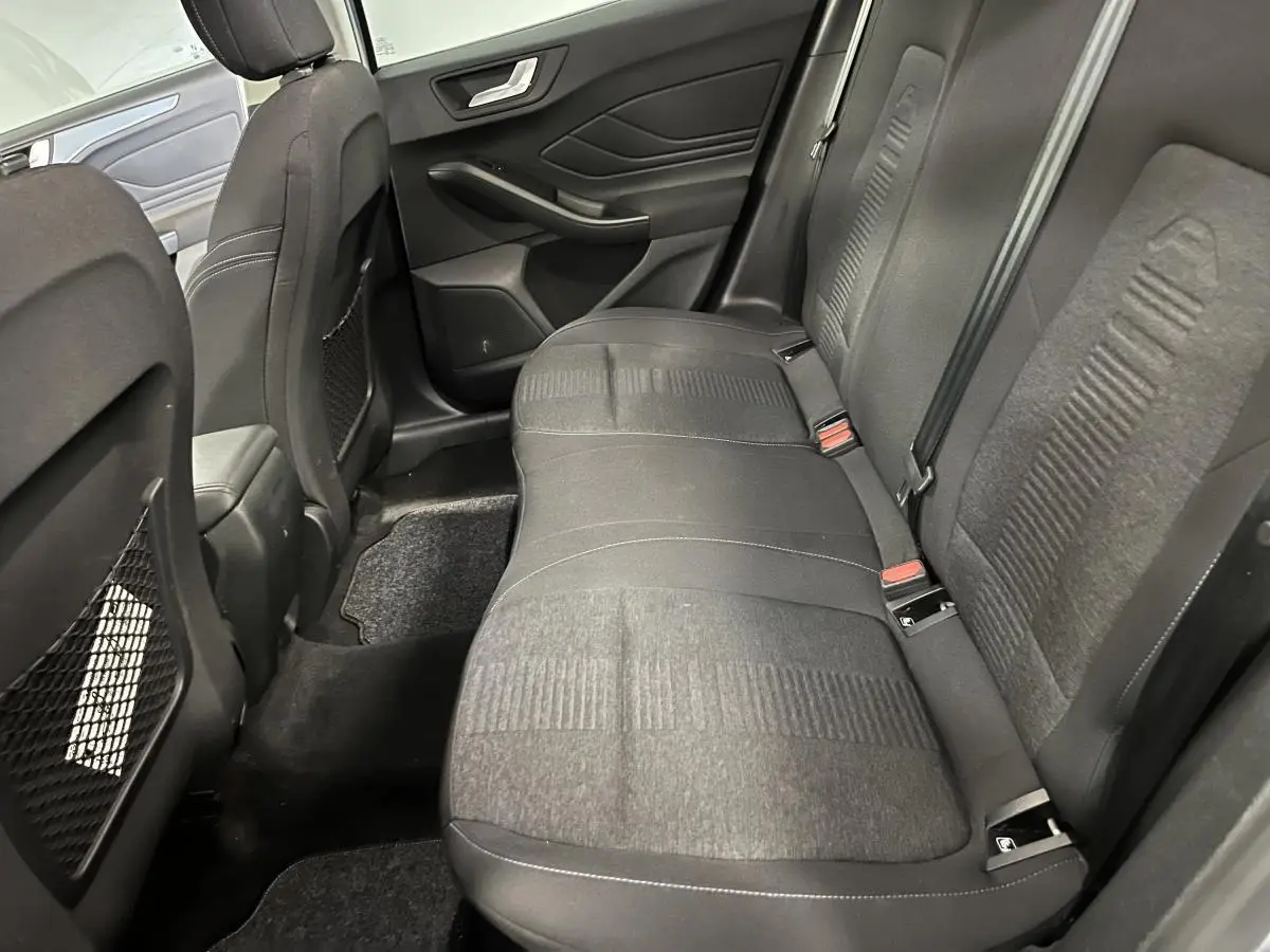 Vue intérieure côté droit sur la banquette arrière en tissu noir avec appuie-têtes de la Ford Focus Active 2021.
