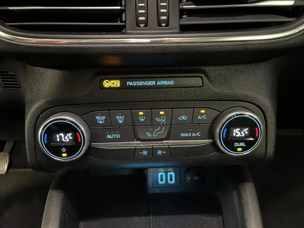 Gros plan sur la console centrale de la Ford Focus 2021, montrant la climatisation automatique bi-zone avec affichage digital.