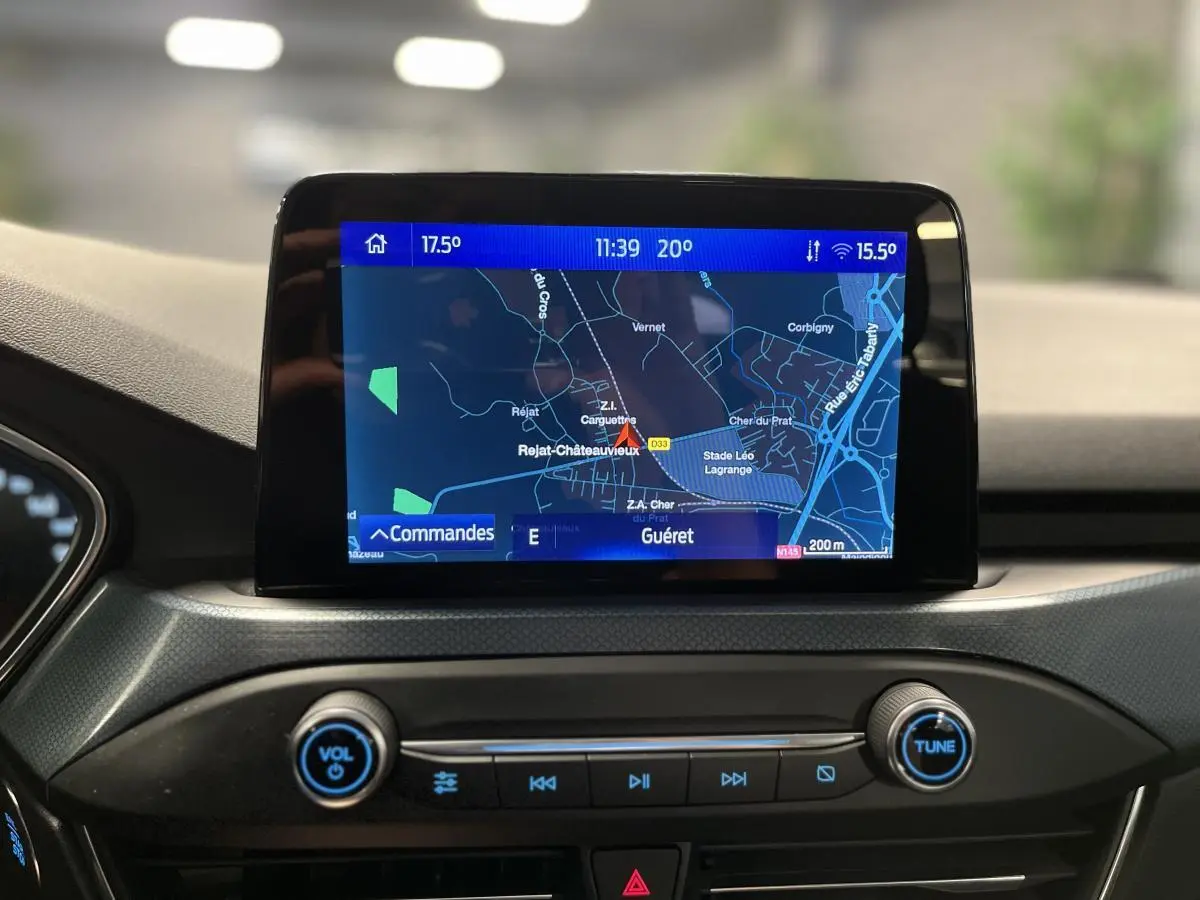 Écran tactile central du tableau de bord de la Ford Focus gris 2021 affichant la navigation GPS en intérieur.