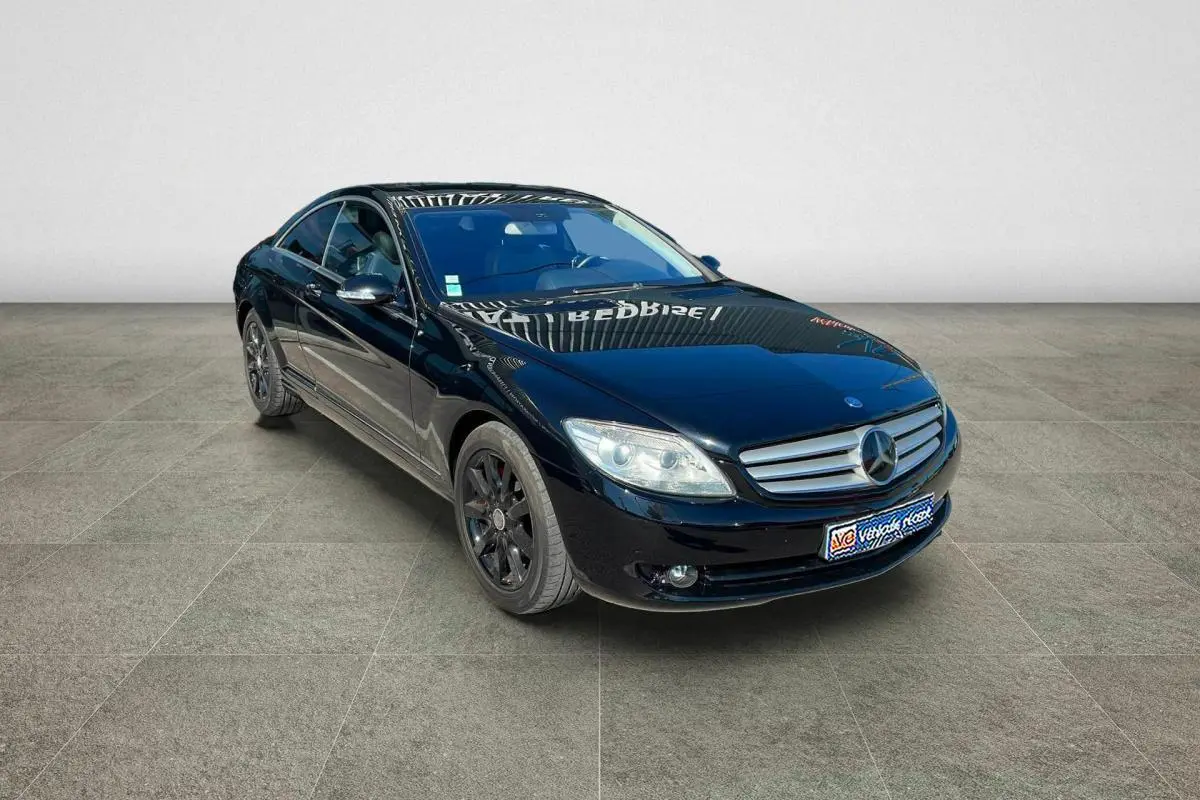 Mercedes Classe CL 500 4-Matic noir vu en 3/4 avant droit avec jantes alliage noires et projecteurs bi-xénon.
