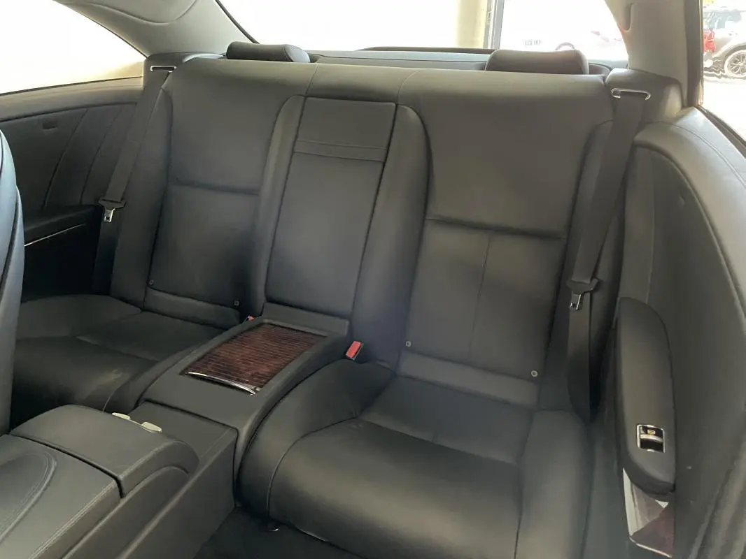 Banquette arrière en cuir noir avec accoudoir central en bois dans une Mercedes Classe CL 500 4-Matic A de 2009.