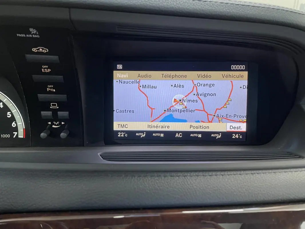 Vue rapprochée de l'écran de navigation du tableau de bord noir de la Mercedes Classe CL 500 4-Matic 2009.