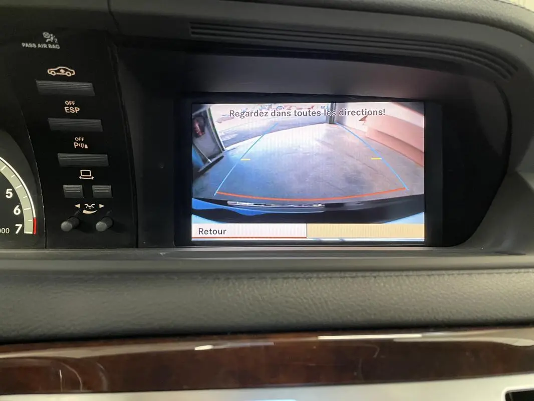 Écran de caméra de recul dans le tableau de bord d'une Mercedes Classe CL 500 4-Matic noire de 2009.
