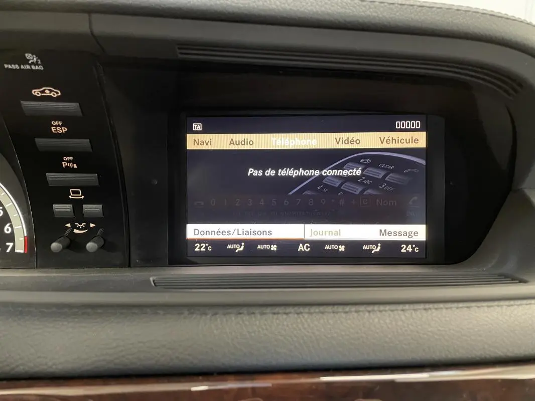 Écran central du tableau de bord noir de la Mercedes Classe CL 500 4-Matic 2009 affichant le menu téléphone.