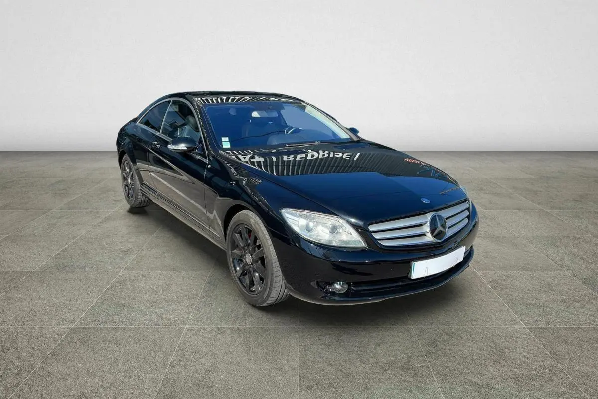 Mercedes Classe CL 500 4-Matic noir en 3/4 avant droit, avec jantes alliage noires et projecteurs bi-xénon.