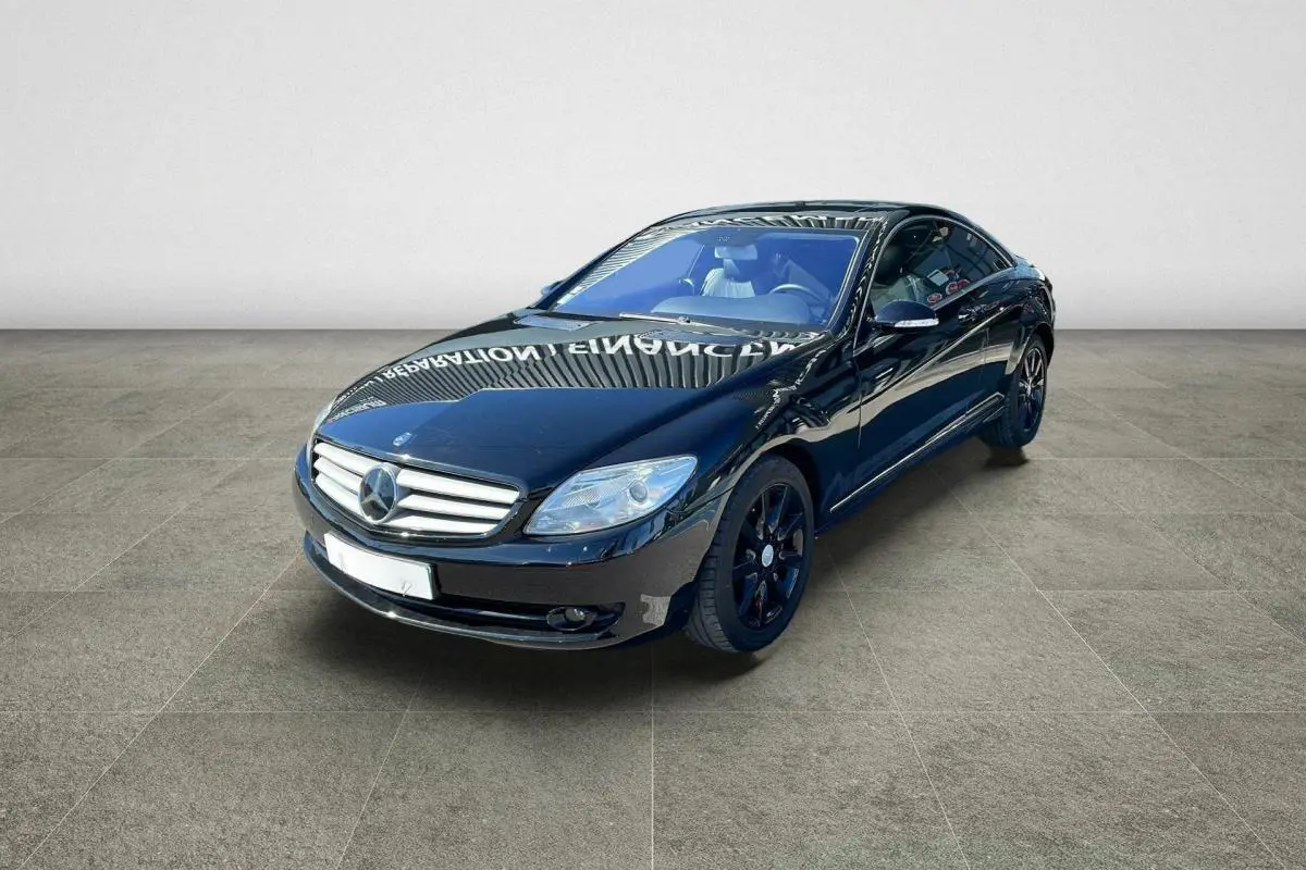 Mercedes Classe CL 500 4-Matic noir vue 3/4 avant droit avec jantes alliage noires et toit ouvrant électrique.