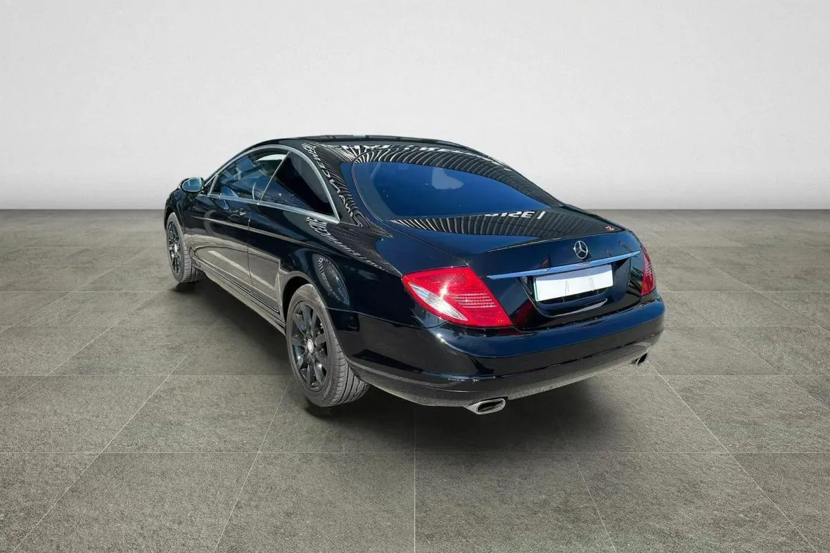 Vue 3/4 arrière droite d'une Mercedes Classe CL 500 4-Matic noire avec jantes alliage et toit ouvrant électrique.