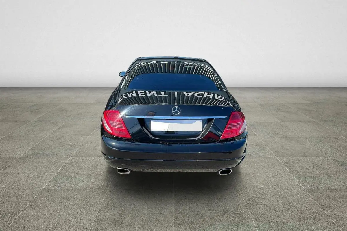 Vue arrière d'une Mercedes Classe CL 500 4-Matic noire, avec feux rouges et doubles sorties d'échappement chromées.
