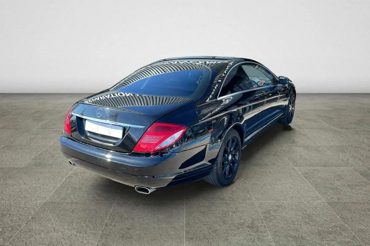 Mercedes Classe CL 500 4-Matic noir vue 3/4 arrière droit avec jantes alliage noires et feux arrière rouges.