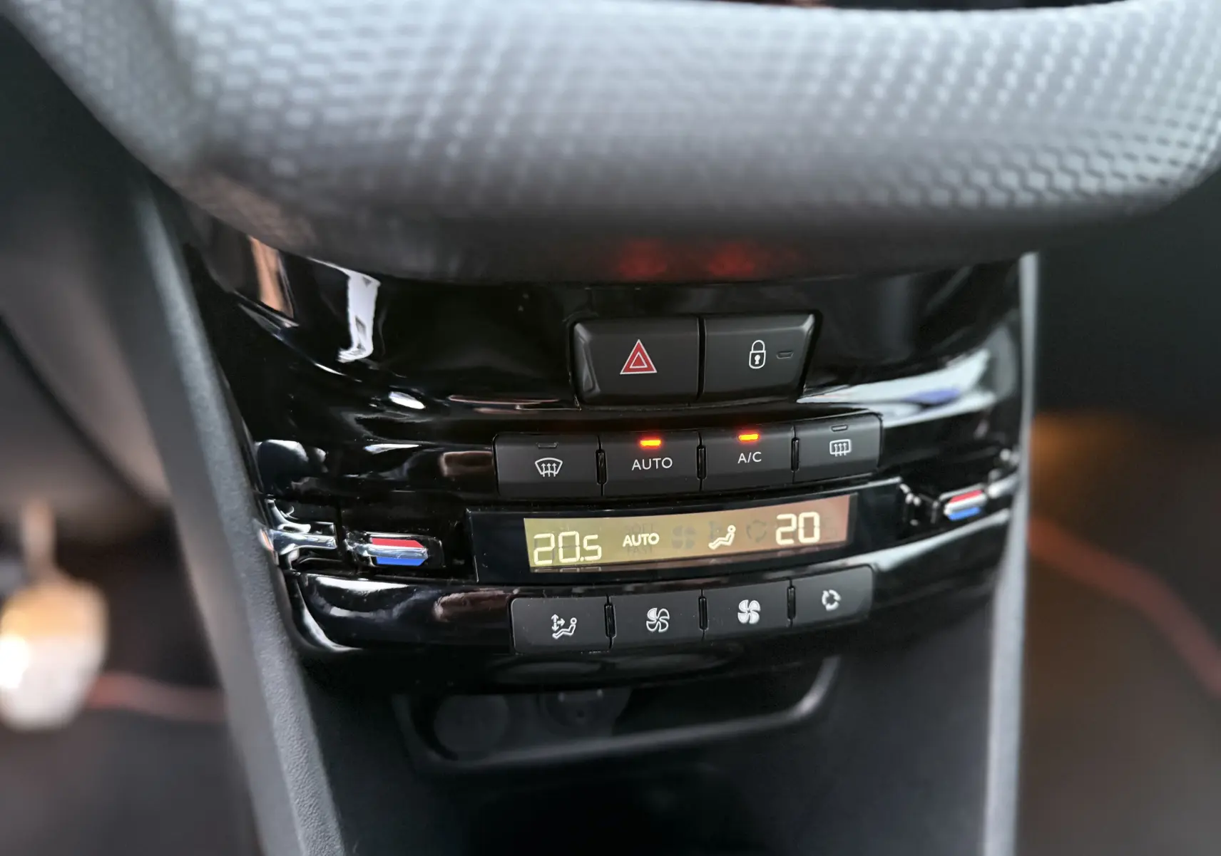 Gros plan sur la console centrale noire du Peugeot 2008 GT Line 2018, montrant les commandes de climatisation digitale.