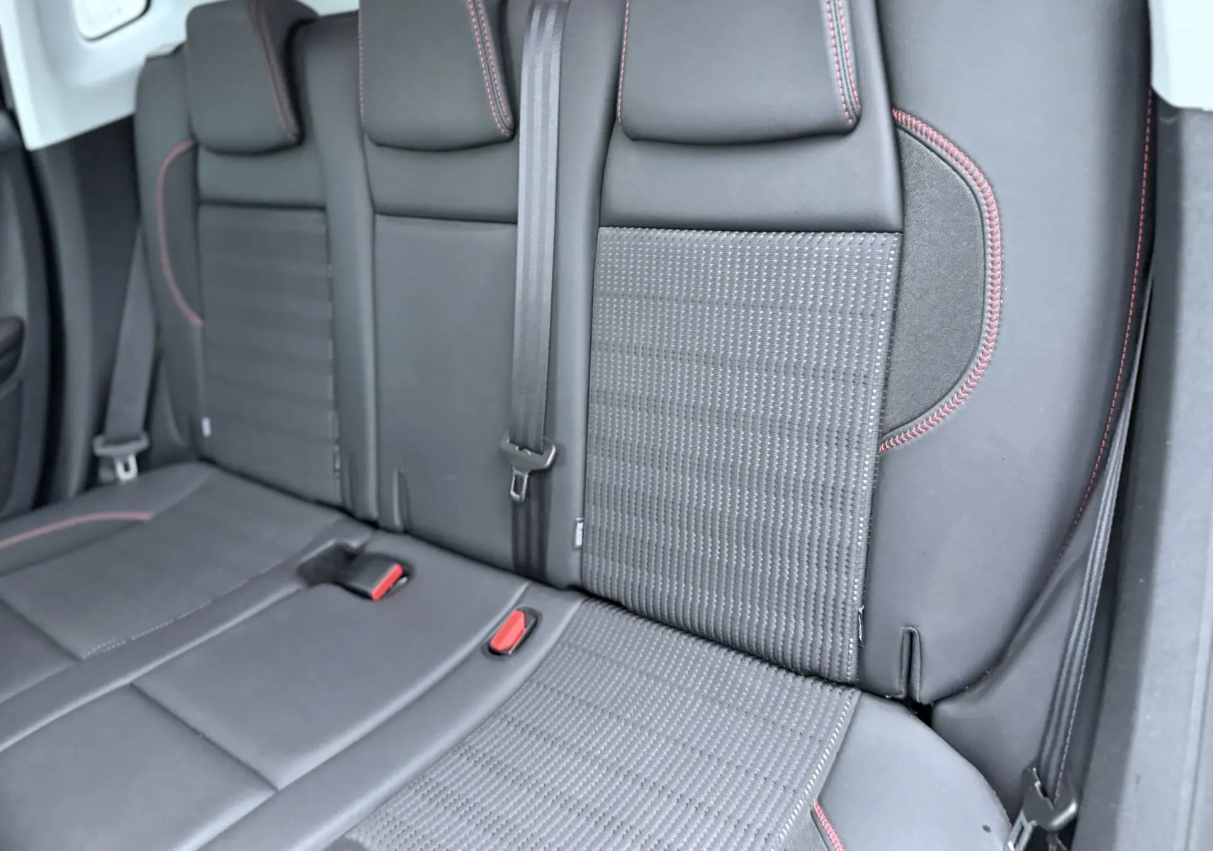 Vue intérieure des sièges arrière noirs avec surpiqûres rouges du Peugeot 2008 GT Line 2018.